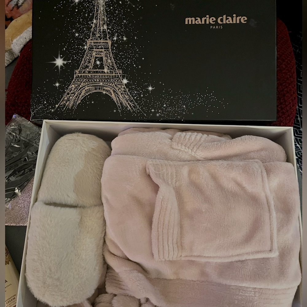 Marie Claire pink robe and matching slippers in signature box !!